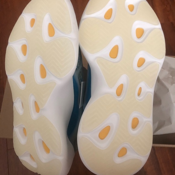 Yeezy 700 Arzareth - Picture 3 of 4